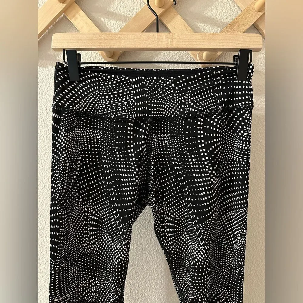 Beyond Yoga Lux Print Capri Legging in Swirling Dot Sz. M